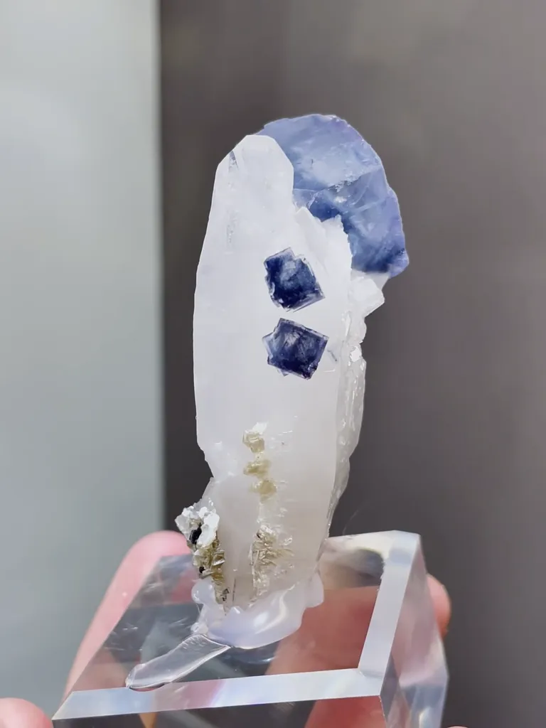 Natural Cubic Fluorite coexists with Jamstenite and Quartz comes from Yaogangxian,Hunan 45*20*55MM - image 3