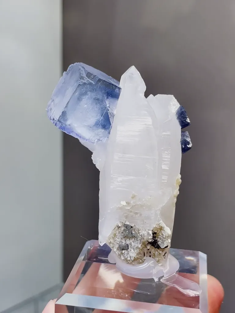 Natural Cubic Fluorite coexists with Jamstenite and Quartz comes from Yaogangxian,Hunan 45*20*55MM - image 5