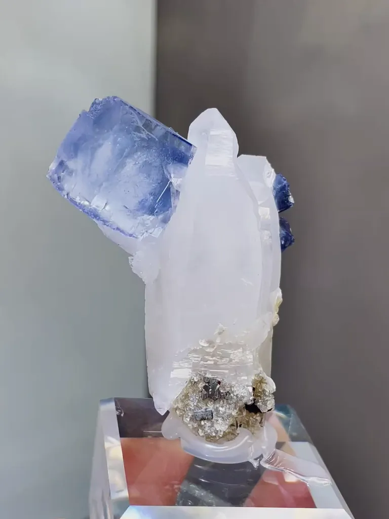 Natural Cubic Fluorite coexists with Jamstenite and Quartz comes from Yaogangxian,Hunan 45*20*55MM image