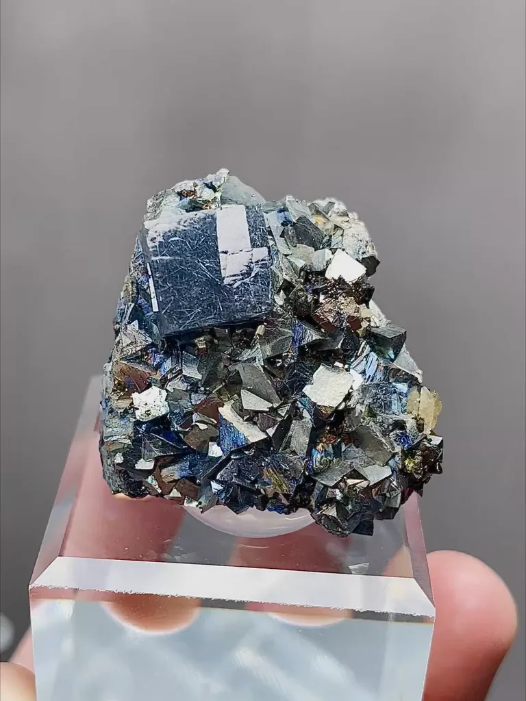 Natural Cubic Fluorite coexists with Jamstenite and Toxic Sand comes from Yaogangxian,Hunan 35*25*25MM image