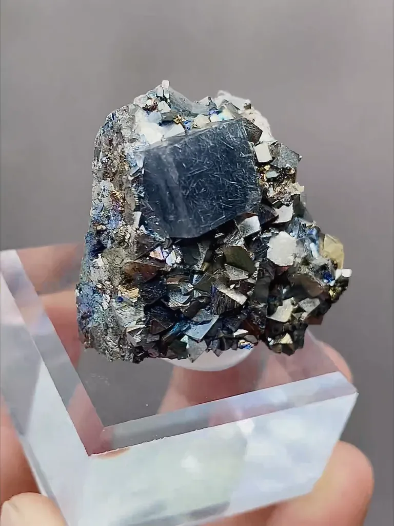 Natural Cubic Fluorite coexists with Jamstenite and Toxic Sand comes from Yaogangxian,Hunan 35*25*25MM - image 3