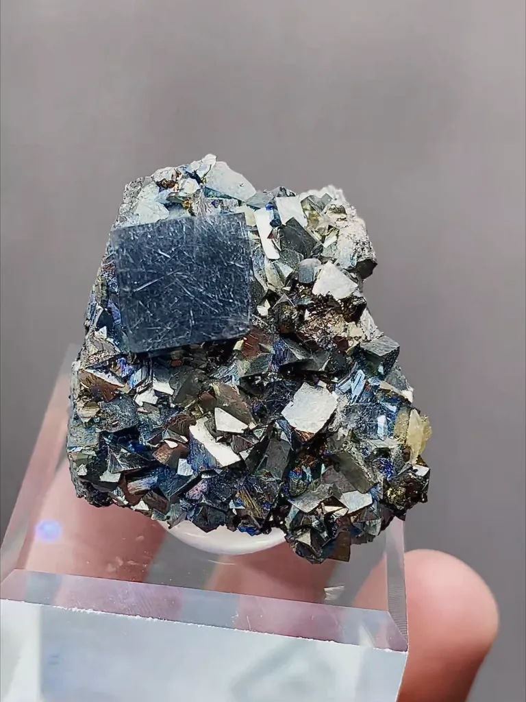 Natural Cubic Fluorite coexists with Jamstenite and Toxic Sand comes from Yaogangxian,Hunan 35*25*25MM - image 4