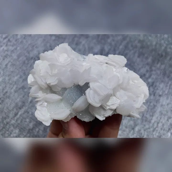 Natural Flake Calcite and Quartz, Mineral Specimen: Madagascar （85*55*25MM） image