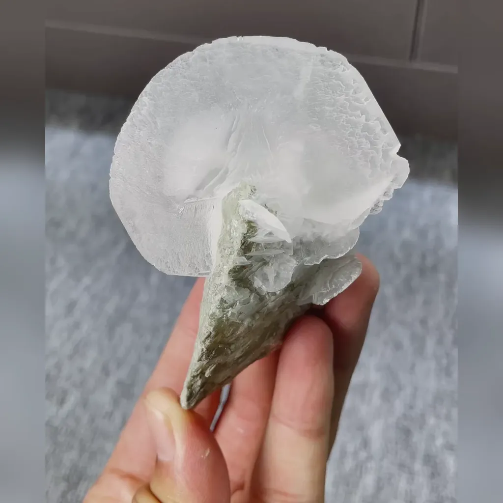 Natural Flake Calcite comes from Inner Mongolia,China 60*90*50MM image