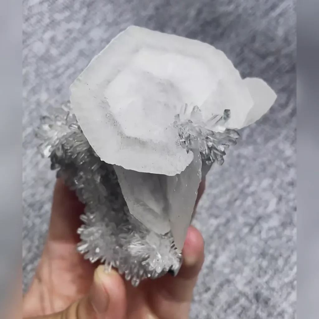 Natural Flaky Calcite and Crystal Quartz Cluster Symbiosis comes from Fujian,China 85*85*60MM - image 2