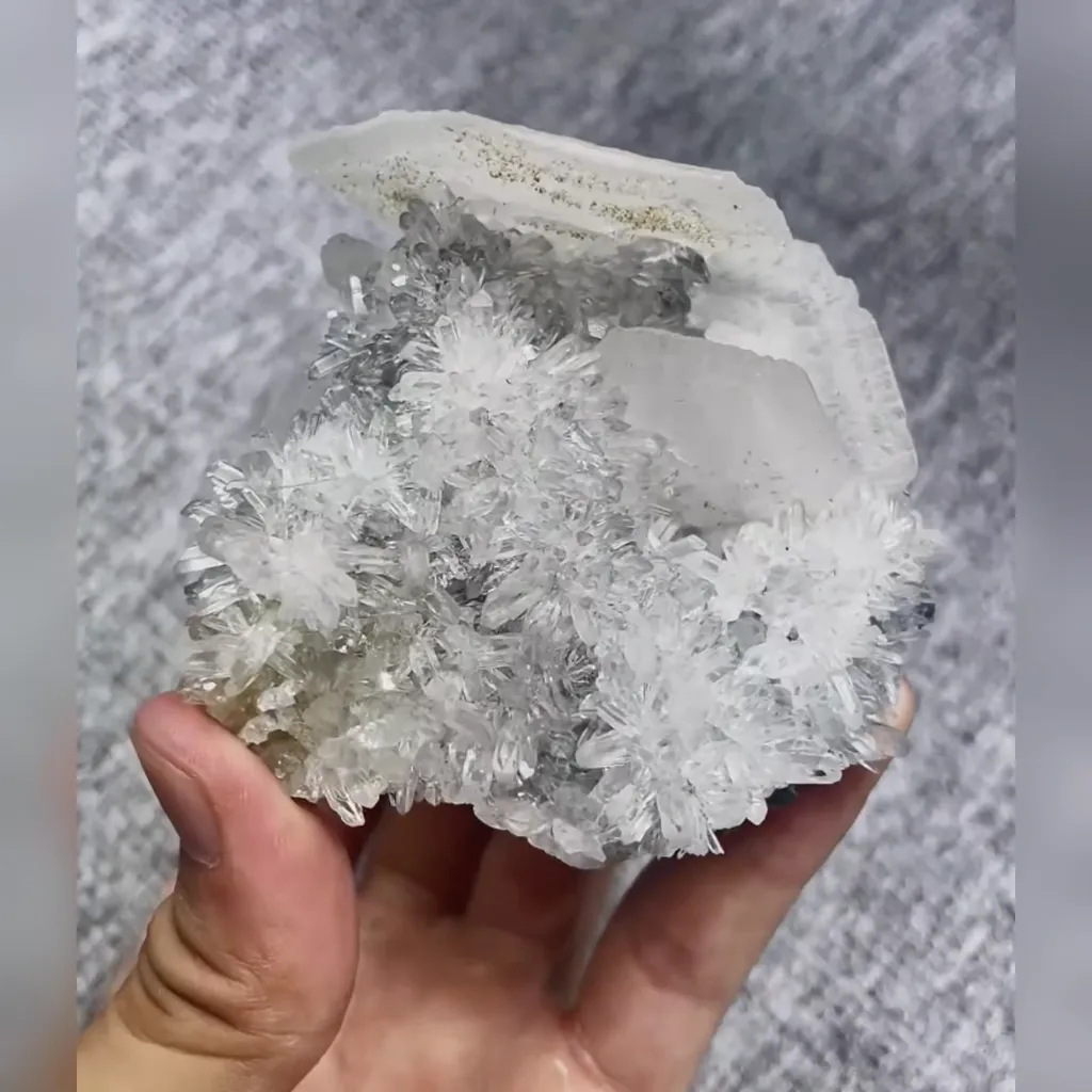 Natural Flaky Calcite and Crystal Quartz Cluster Symbiosis comes from Fujian,China 85*85*60MM - image 3