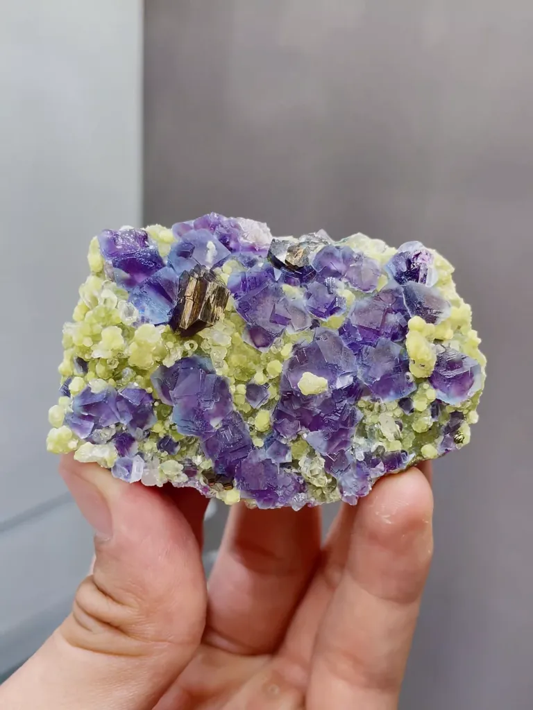 Natural Fluorite and Mica coexist comes from Yindu, Inner Mongolia 65*20*45MM - image 4