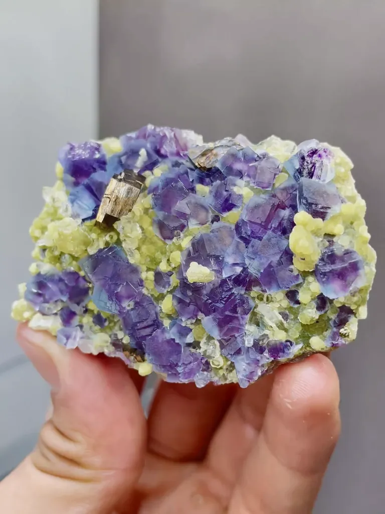 Natural Fluorite and Mica coexist comes from Yindu, Inner Mongolia 65*20*45MM - image 3