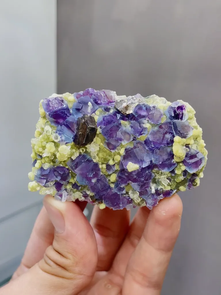 Natural Fluorite and Mica coexist comes from Yindu, Inner Mongolia 65*20*45MM - image 2