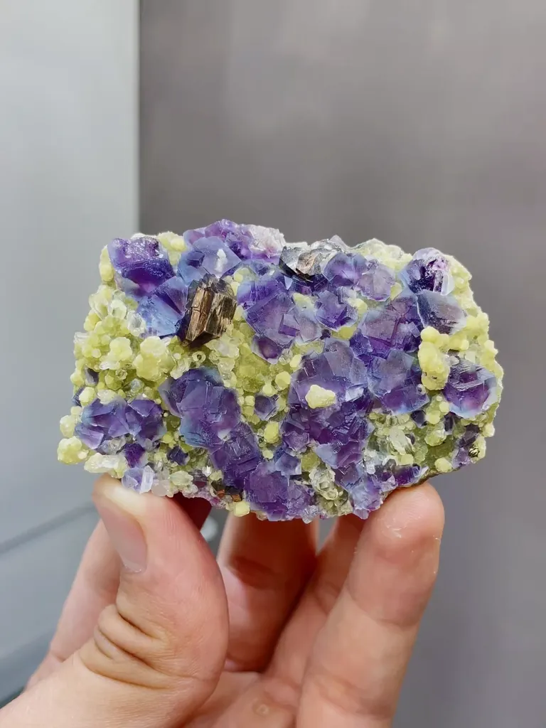 Natural Fluorite and Mica coexist comes from Yindu, Inner Mongolia 65*20*45MM image