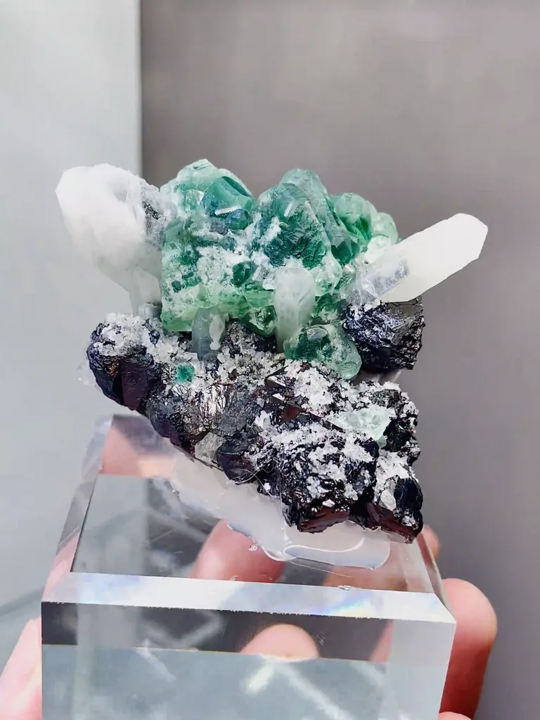 Natural Fluorite and Quartz coexist comes from Namibia 60*55*50MM image