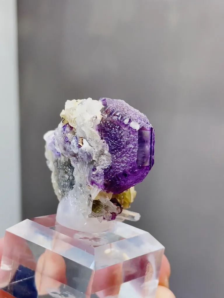 Natural Fluorite and Siderite coexist with Quartz comes from Yindu,Inner Mongolia 23*40*30MM - image 3
