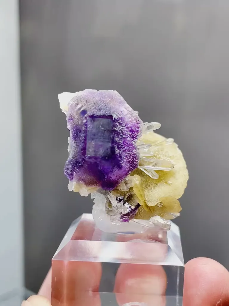 Natural Fluorite and Siderite coexist with Quartz comes from Yindu,Inner Mongolia 23*40*30MM image