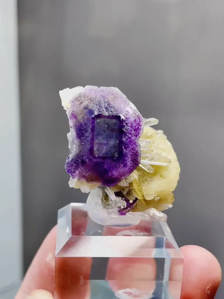 Natural Fluorite and Siderite coexist with Quartz comes from Yindu,Inner Mongolia 23*40*30MM - image 2