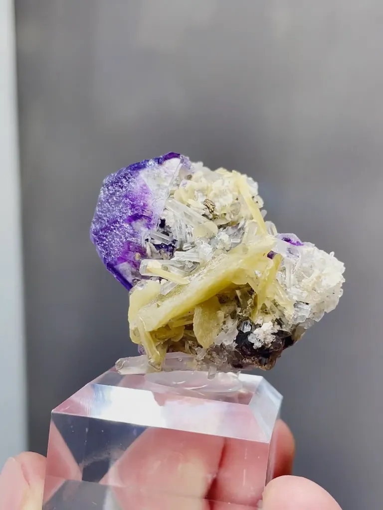 Natural Fluorite and Siderite coexist with Quartz comes from Yindu,Inner Mongolia 23*40*30MM - image 4