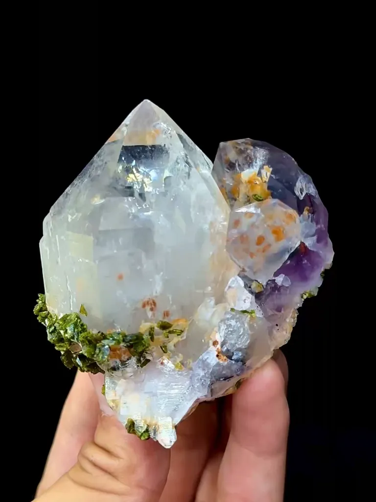 Natural Garden Crystal coexisting with Epidote comes from Meigu,Sichuan 60*70*30MM image