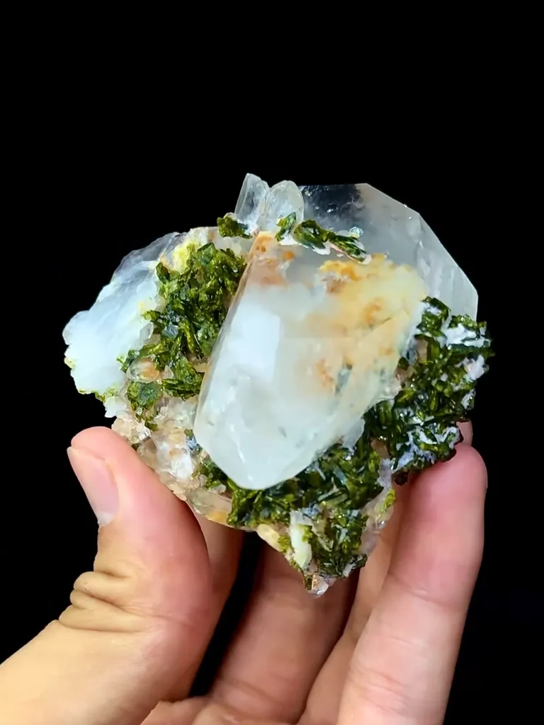Natural Garden Crystal coexisting with Epidote comes from Meigu,Sichuan 60*70*30MM - image 5