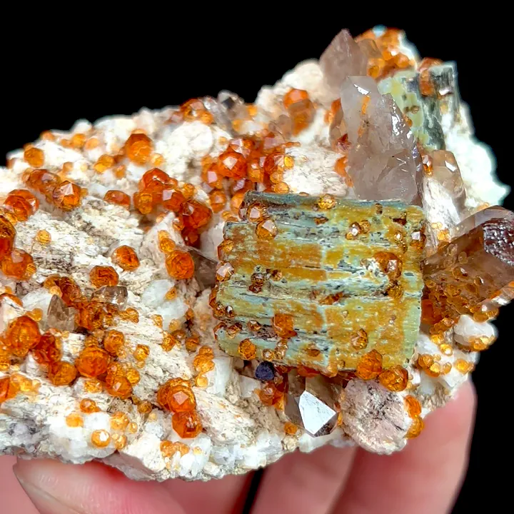 Natural Garnet and Smoky Quartz, Mineral Specimen:Fujian,China (85*50*35MM) - image 3