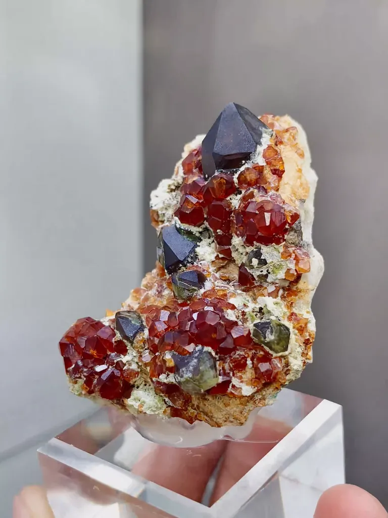 Natural Garnet comes from Yunxiaotongbei,Fujian 40*20*50MM - image 2