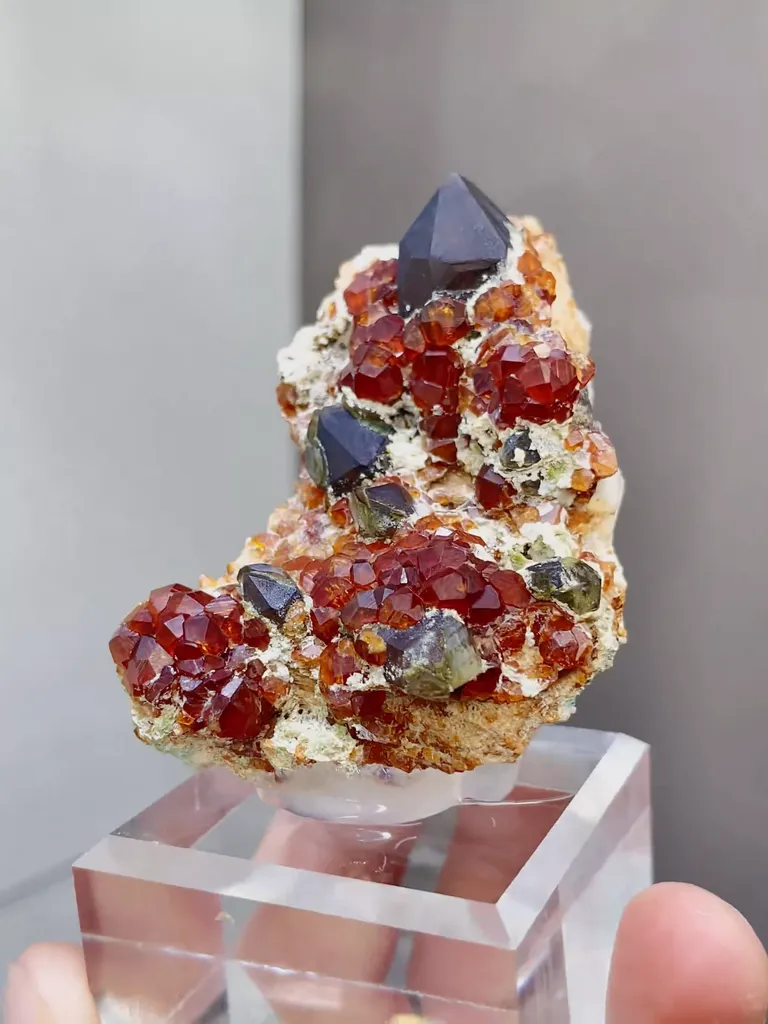 Natural Garnet comes from Yunxiaotongbei,Fujian 40*20*50MM - image 4