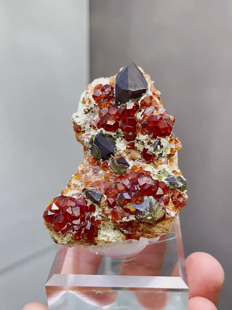Natural Garnet comes from Yunxiaotongbei,Fujian 40*20*50MM - image 5