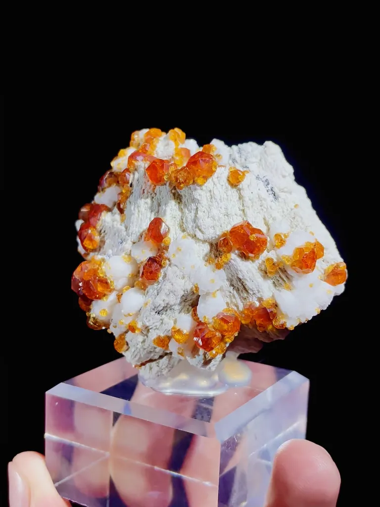 Natural Garnet comes from Yunxiaotongbei,Fujian 65*30*50MM - image 2
