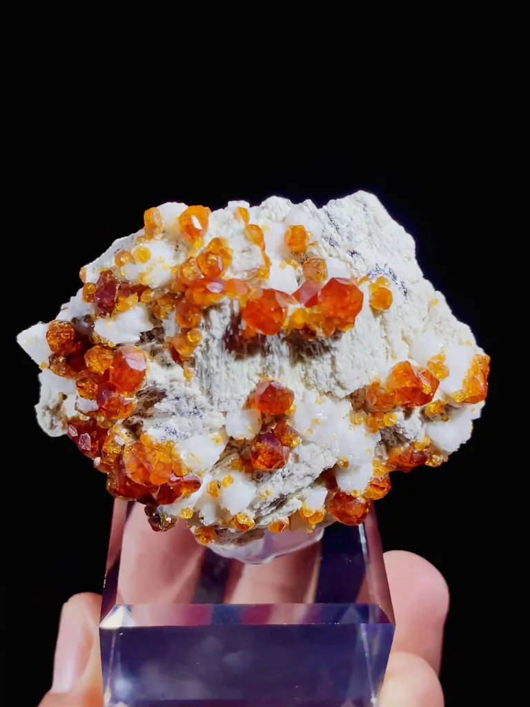 Natural Garnet comes from Yunxiaotongbei,Fujian 65*30*50MM - image 4