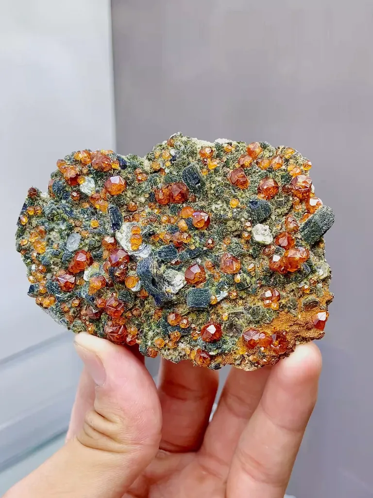 Natural Garnet comes from Yunxiaotongbei,Fujian 85*60*10MM image