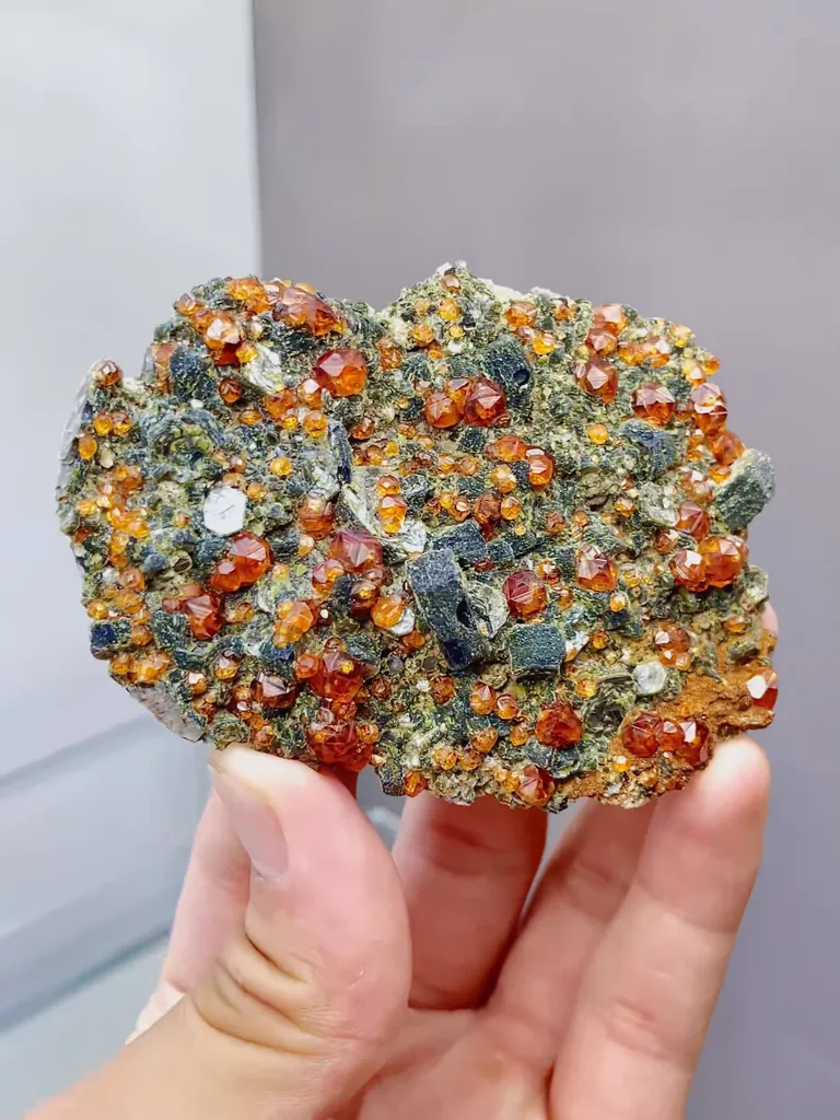 Natural Garnet comes from Yunxiaotongbei,Fujian 85*60*10MM - image 3