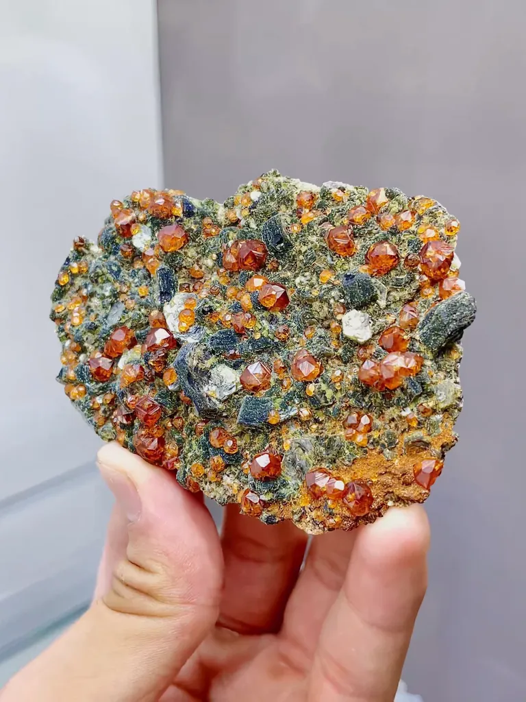 Natural Garnet comes from Yunxiaotongbei,Fujian 85*60*10MM - image 2