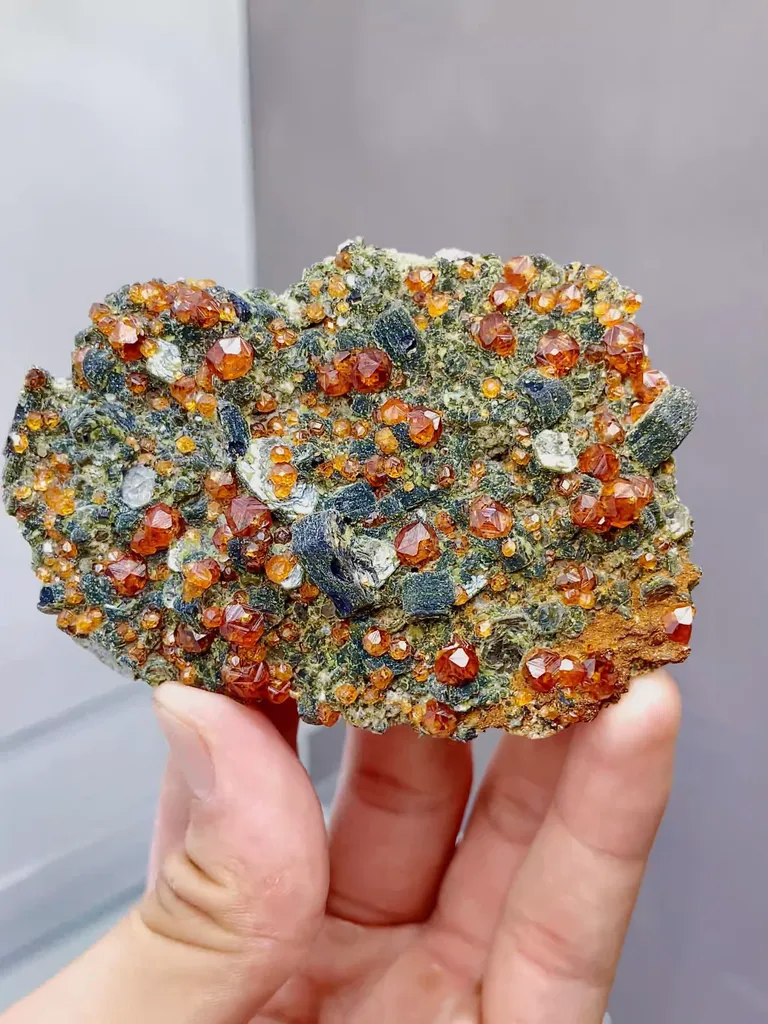 Natural Garnet comes from Yunxiaotongbei,Fujian 85*60*10MM - image 4