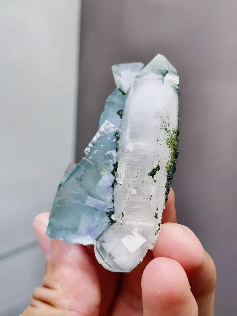 Natural Glassy Fluorite and Quartz coexist comes from Yaogangxian,Hunan 50*20*55MM - image 3
