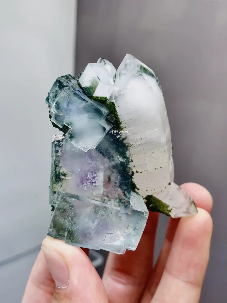 Natural Glassy Fluorite and Quartz coexist comes from Yaogangxian,Hunan 50*20*55MM image