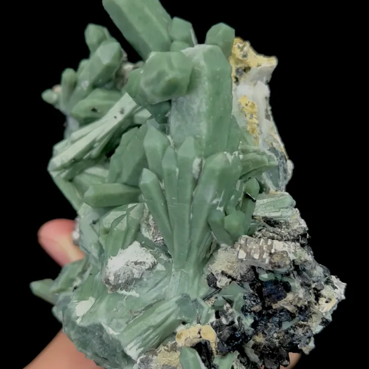 Natural Green Crystal and Ilvaite,Cluster Mineral Specimen:NEIMENGGU (105*70*80mm) - image 2