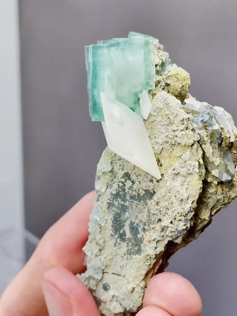 Natural Green Cubic Fluorite and Calcite coexist comes from Xianghualing,Hunan 55*25*75MM - image 3