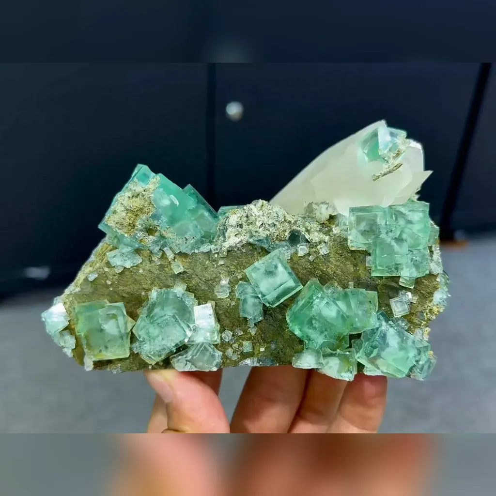 Natural Green Cubic Fluorite and Calcite Symbiosis comes from Xianghualing,Hunan 130*80*50MM image
