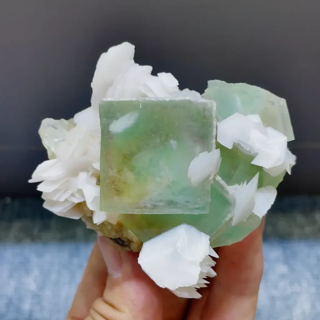 Natural Green Cubic Fluorite and Calcite Symbiosis comes from Xianghualing,Hunan 80*35*55MM image