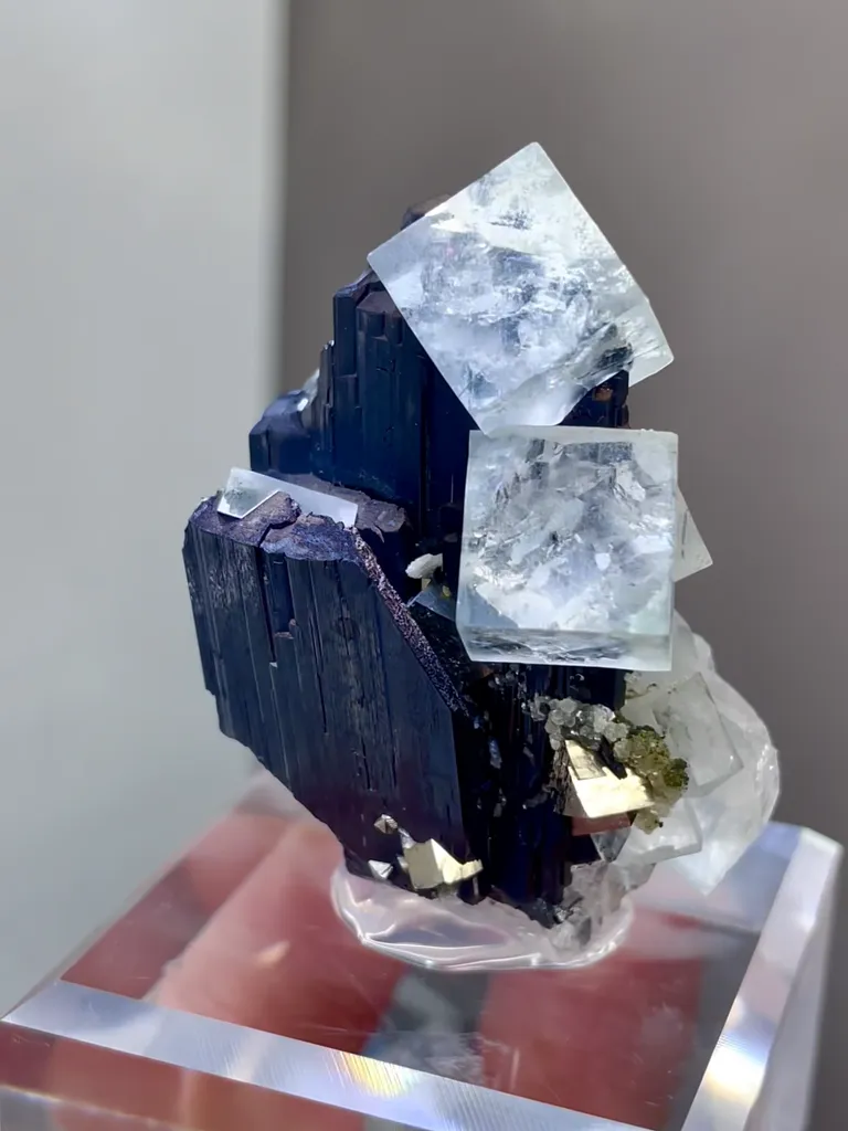 Natural Green Cubic Fluorite and Wolframite from Yaogangxian, Hunan 30*25*40MM - image 2