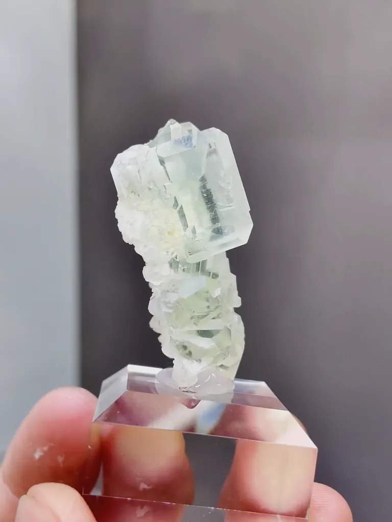 Natural Green Cubic Fluorite comes from Xianghualing,Hunan 25*15*35MM - image 3