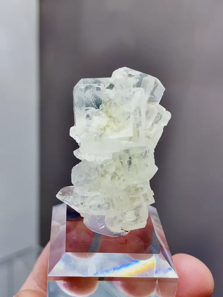 Natural Green Cubic Fluorite comes from Xianghualing,Hunan 25*15*35MM image