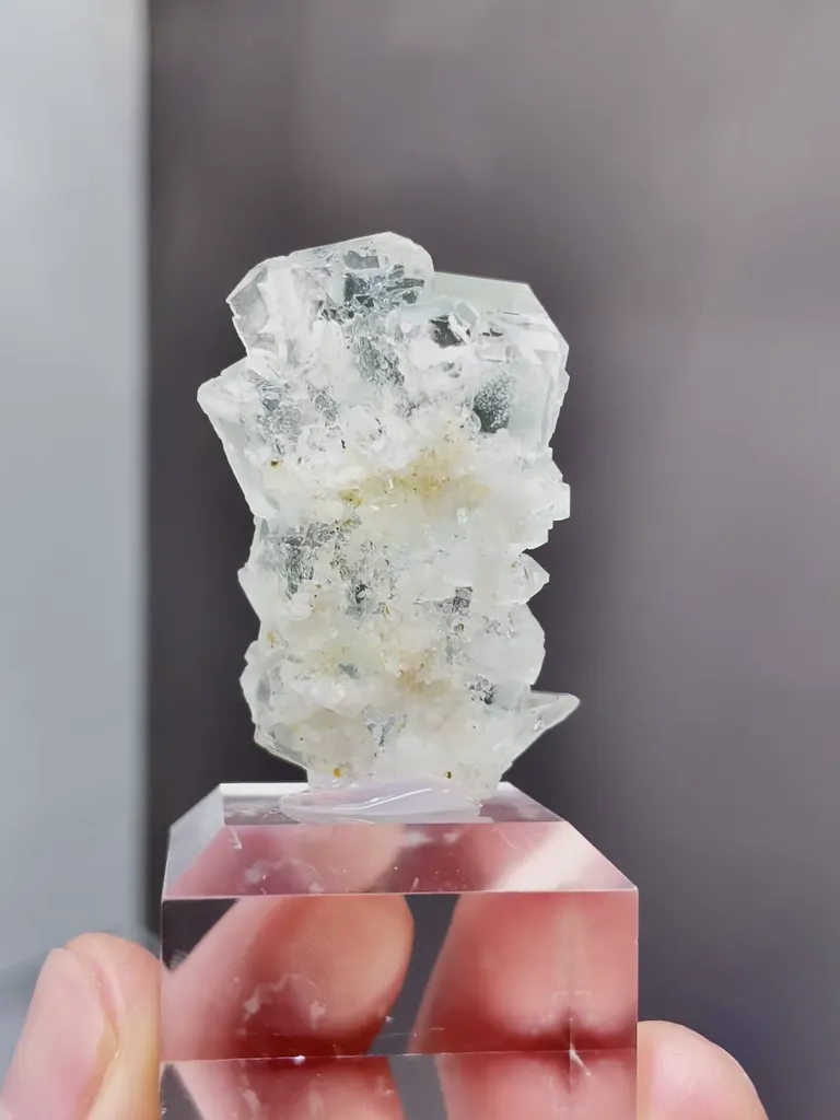 Natural Green Cubic Fluorite comes from Xianghualing,Hunan 25*15*35MM - image 5