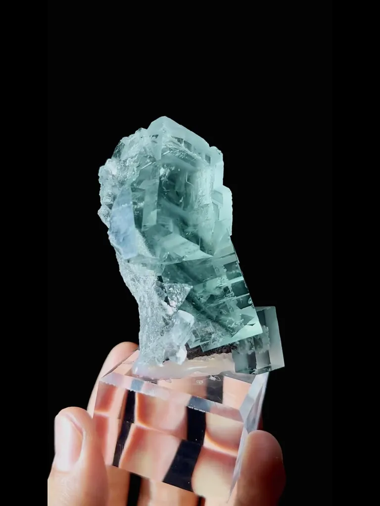 Natural Green Cubic Fluorite comes from Xianghualing,Hunan 40*30*65MM - image 3