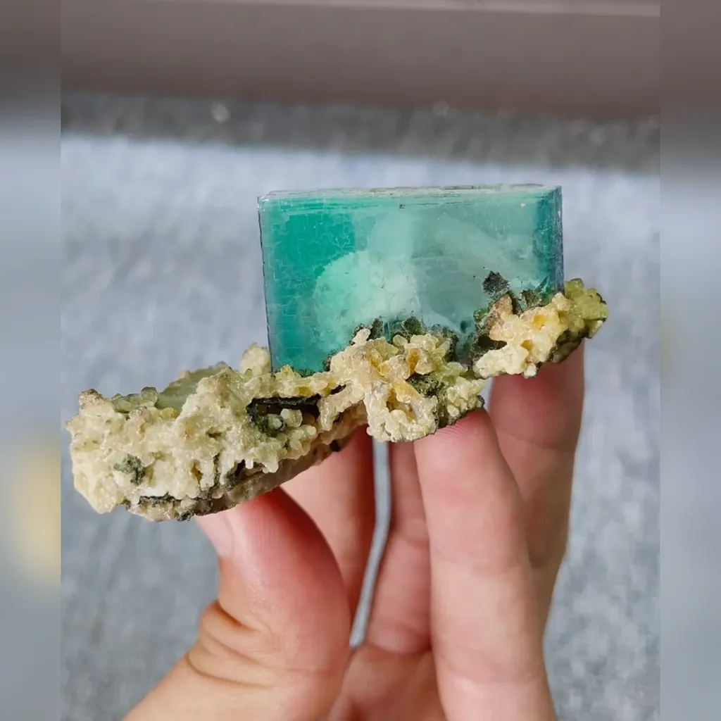 Natural Green Cubic Fluorite comes from Xianghualing,Hunan 70*50*30MM - image 2
