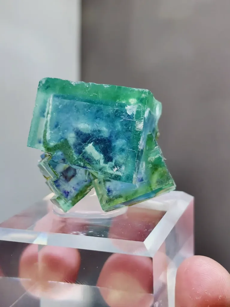 Natural Green Cubic Fluorite comes from Yaogangxian,Hunan 35*20*30MM - image 2