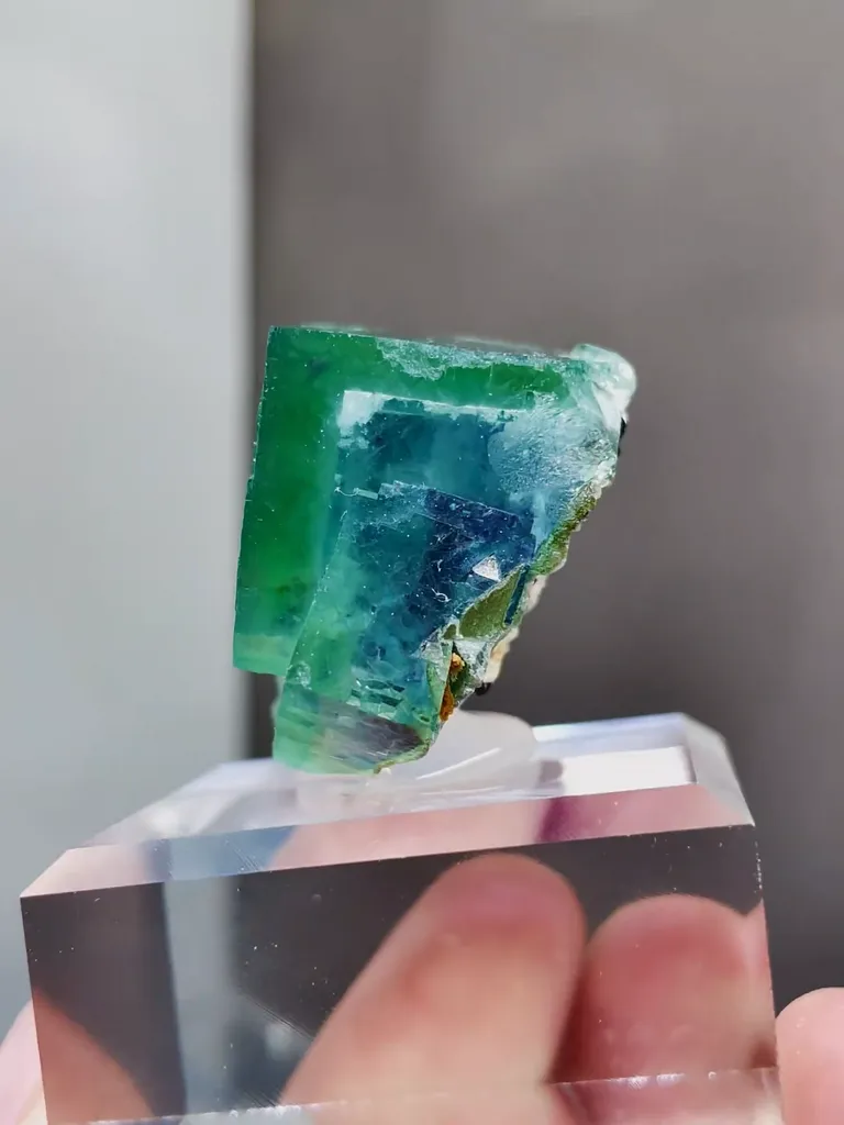 Natural Green Cubic Fluorite comes from Yaogangxian,Hunan 35*20*30MM - image 3