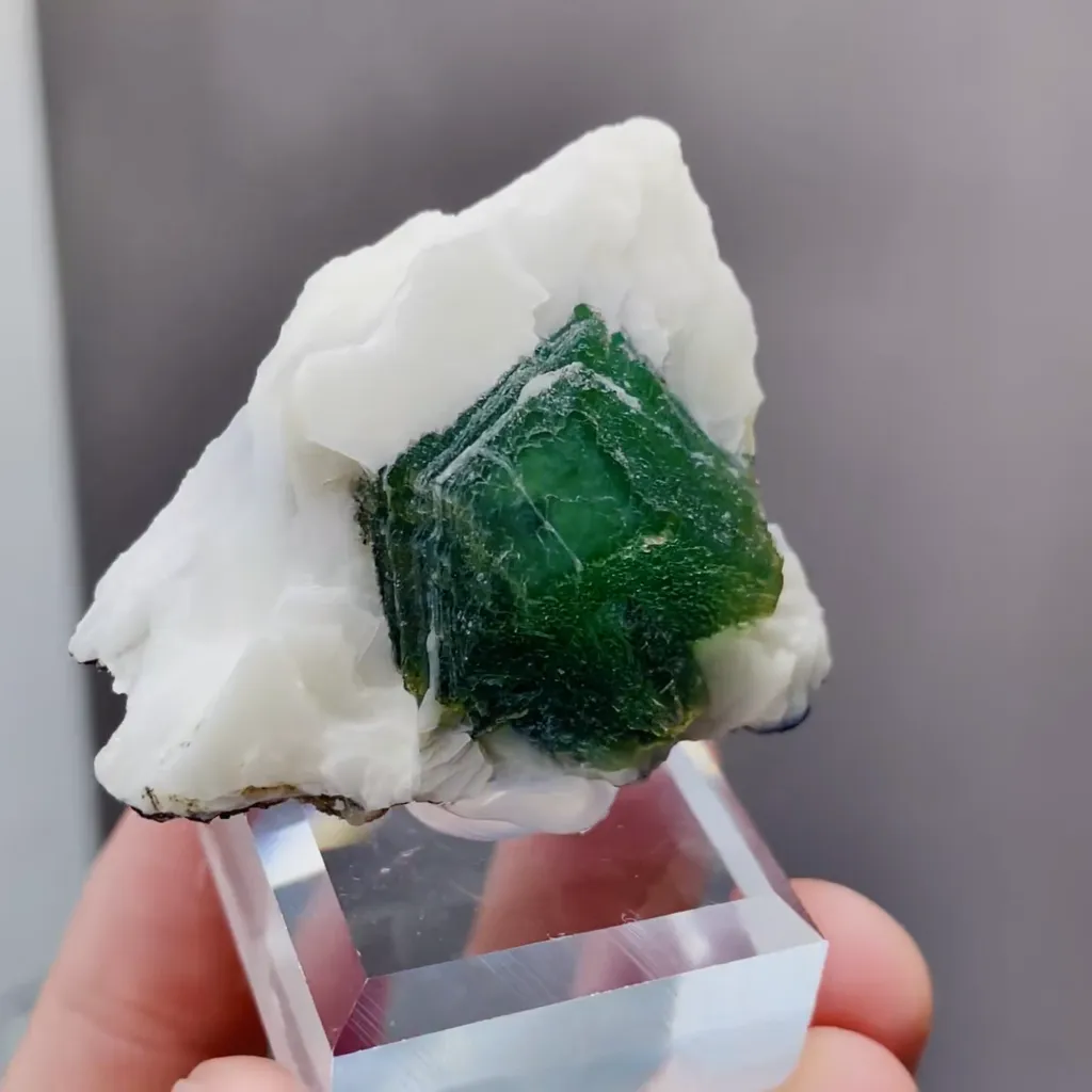 Natural Green Fluorite and Flake Calcite Symbiosis comes from Inner Mongolia,China 45*35*20MM - image 2