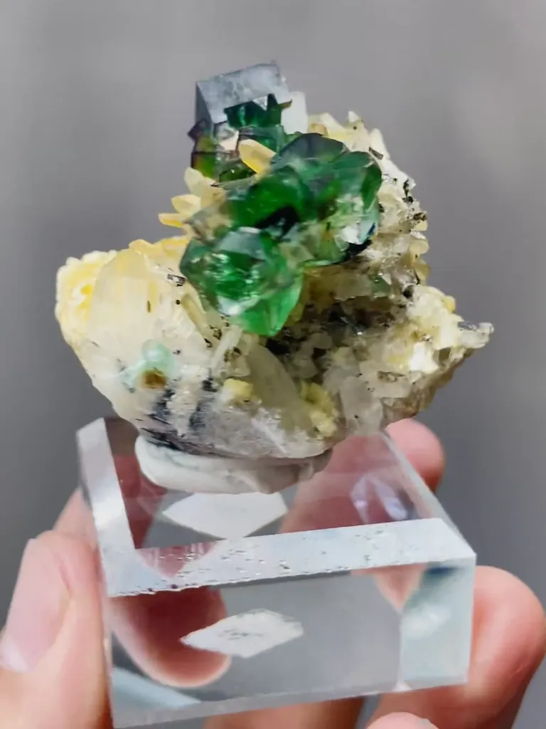 Natural Green Fluorite and Quartz coexist comes from Namibia 40*40*30MM - image 4