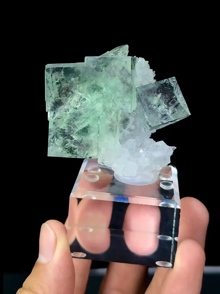 Natural Green Fluorite and Quartz Coexist comes from Zhejiang, 55*20*40MM image