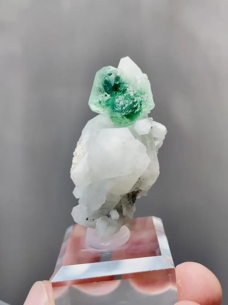 Natural Green Fluorite and Quartz coexist coomes from Inner Mongolia,China 25*25*40MM - image 4