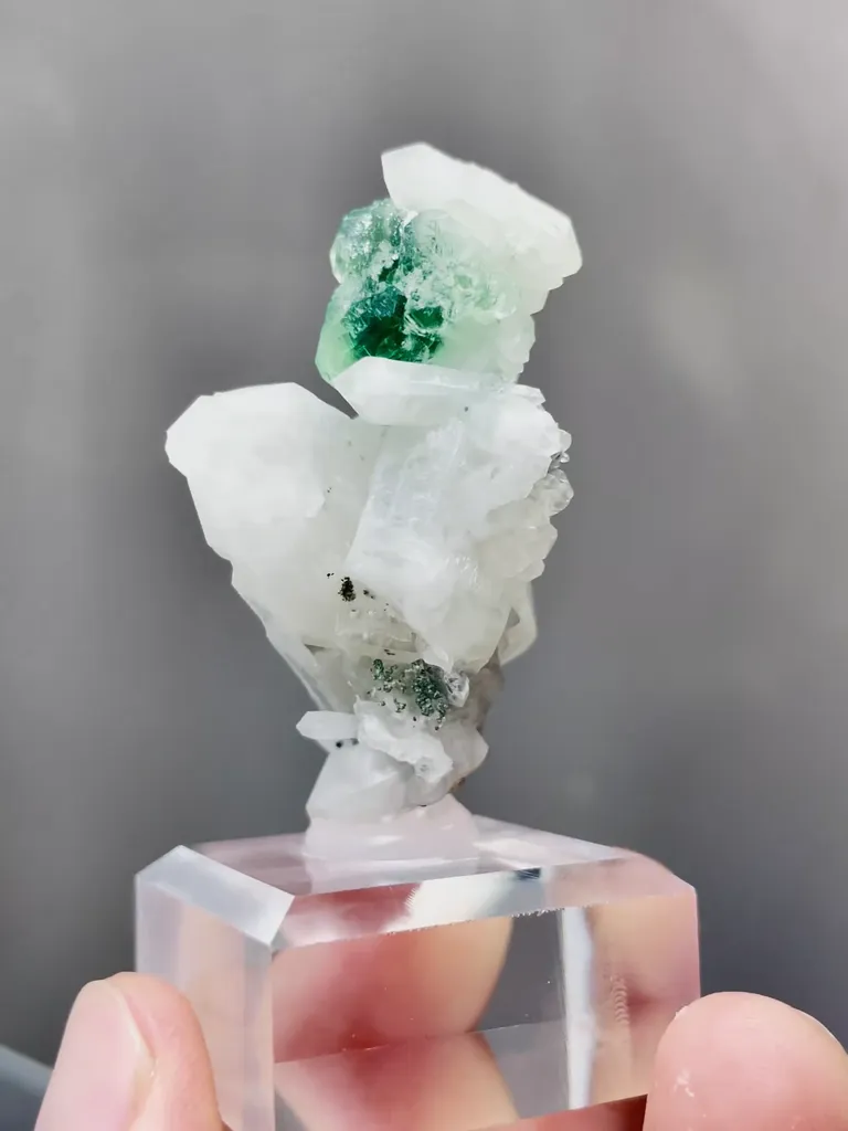 Natural Green Fluorite and Quartz coexist coomes from Inner Mongolia,China 25*25*40MM - image 2